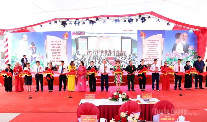 Đồng chí Chủ tịch UBND tỉnh Phan Huy Ngọc và các đại biểu cắt băng khánh thành trường Phổ thông nội trú liên cấp Tiểu học và THCS Minh Tân. Ảnh: Duy Tuấn