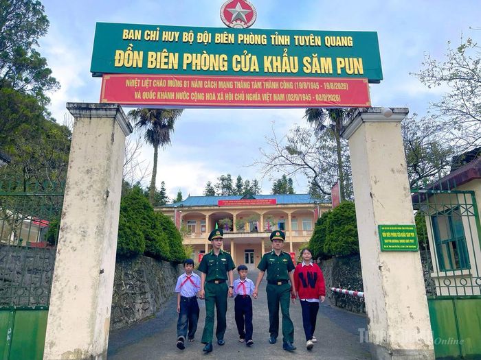 Cán bộ, chiến sĩ Đồn Biên phòng Cửa khẩu Săm Pun chỉnh trang quần áo, đưa “con nuôi” đến trường ngày khai giảng năm học mới. Ảnh: Thảo Nguyên