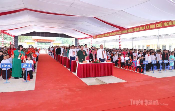 Chủ tịch UBND tỉnh Phan Huy Ngọc và các đại biểu dự Lễ khai giảng tại Trường phổ thông dân tộc nội trú liên cấp Minh Tân. Ảnh: Duy Tuấn