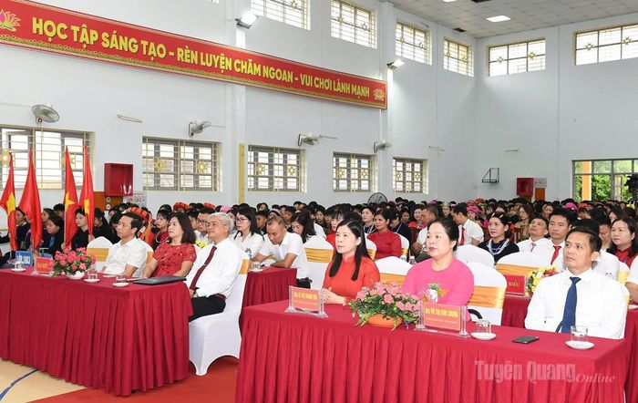 Đồng chí Phó Chủ tịch HĐND tỉnh Lê Thị Thanh Trà và các đại biểu dự Lễ khai giảng năm học mới tại Trường Phổ thông Dân tộc nội trú THPT Hà Giang. Ảnh: Huy Hoàng