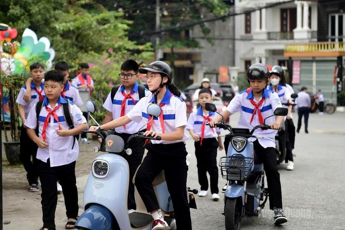 Học sinh trường THCS Lê Quý Đôn, phường Minh Xuân nô nức đến trường Khai giảng năm học mới. Ảnh: Quốc Việt