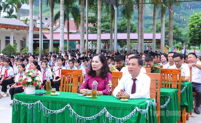 Đồng chí Ngô Thị Thu Hà, Phó Giám đốc Báo và phát thanh, truyền hình Tuyên Quang và đại biểu xã Xuân Vân dự Lễ khai giảng tại trường TH & THCS Phúc Ninh. Ảnh: Lý Thu