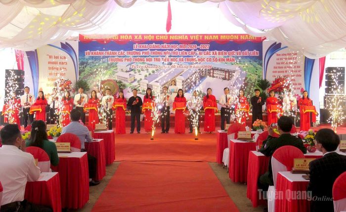 Các đại biểu thực hiện nghi thức cắt băng khánh thành Trường Phổ thông nội trú Tiểu học và THCS Xín Mần. Ảnh: Hồng Nhung