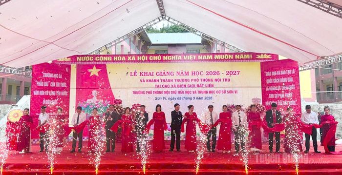 Các đại biểu cắt băng khánh thành Trường PTNT liên cấp TH&THCS Sơn Vĩ. Ảnh: Thảo Nguyên