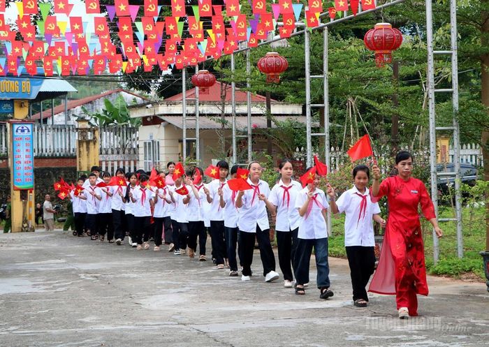 Lễ đón học sinh lớp 6 tại Trường THCS Chu Văn An, xã Quang Bình. Ảnh: Thanh Thủy
