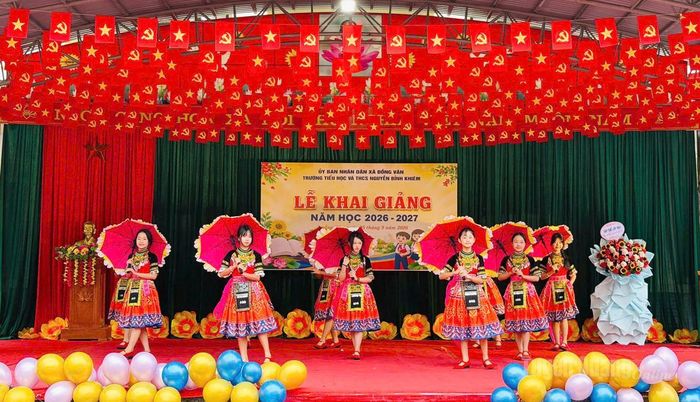 Tiết mục văn nghệ chào đón năm học mới của học sinh Trường Tiểu học và Trung học cơ sở Nguyễn Bỉnh Khiêm, xã Đồng Văn. Ảnh Thanh Hoài Tiết mục văn nghệ của các bé tại Trường Mầm non Phan Thiết, phường Minh Xuân. Ảnh: Thu Hằng