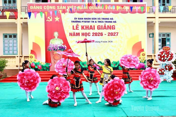 Tiết mục văn nghệ tại Lễ Khai giảng của các em học sinh Trường PTDTBT TH&THCS Trung Hà. Ảnh: Như Quỳnh