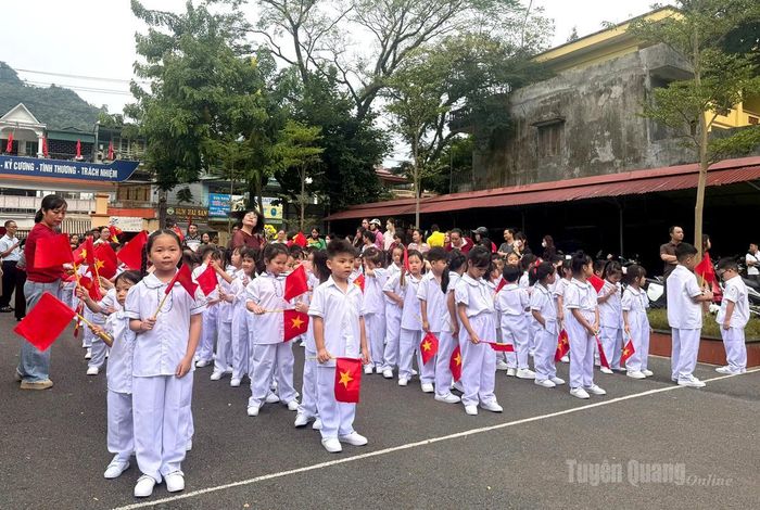 Học sinh lớp 1 trường Tiểu học Minh Khai, phường Hà Giang 2 nô nức chào năm học mới. Ảnh Khánh Huyền