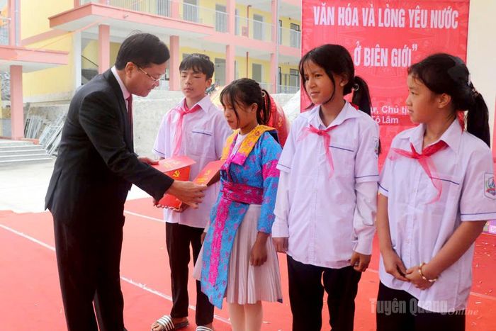 Trưởng ban Tổ chức Tỉnh ủy Trần Quang Minh trao học bổng cho các em học sinh Trường PTNT Tiểu học và THCS Sơn Vĩ. Ảnh: Hoàng Tuyến