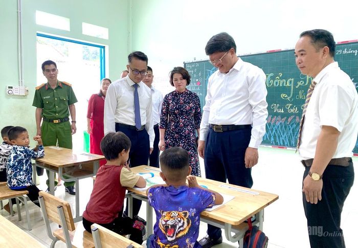 Đồng chí Hà Trung Kiên, Ủy viên BTV Tỉnh ủy, Phó Chủ tịch Thường trực Ủy ban MTTQ Việt Nam tỉnh Tuyên Quang thăm cơ sở vật chất Trường PTDT bán trú Tiểu học và THCS Mậu Long, xã Mậu Duệ. Ảnh: Phạm Hoan