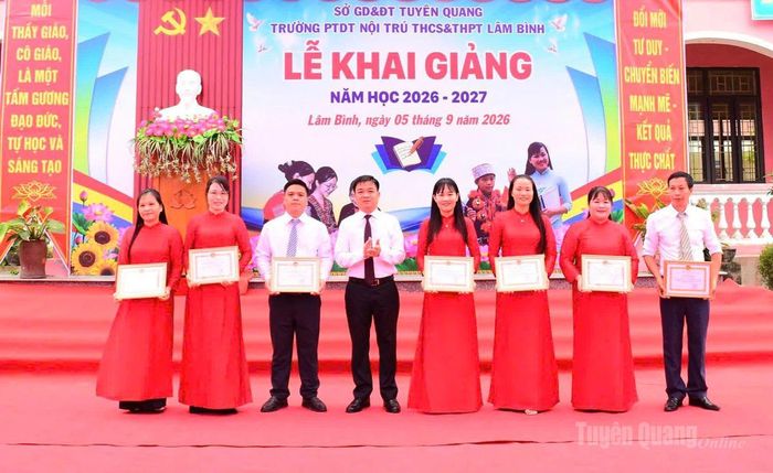 Đồng chí Nguyễn Hưng Vượng, Ủy viên Ban Thường Vụ Tỉnh ủy, Chủ nhiệm Ủy ban Kiểm tra Tỉnh ủy trao Giấy khen Chiến sĩ thi đua cấp cơ sở cho các thầy cô giáo Trường Phổ thông Dân tộc nội trú THCS và THPT Lâm Bình. Ảnh Minh Hoa