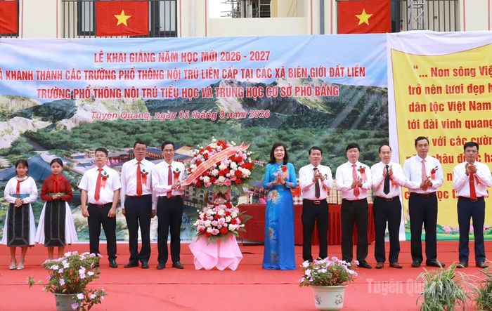 Đồng chí Phạm Thị Minh Xuân, Ủy viên Ban Thường vụ Tỉnh ủy, Phó Chủ tịch HĐND tỉnh và các đồng chí lãnh đạo tặng hoa chúc mừng thầy và trò Trường Phổ thông nội trú Tiểu học và THCS Phố Bảng. Ảnh: My Ly