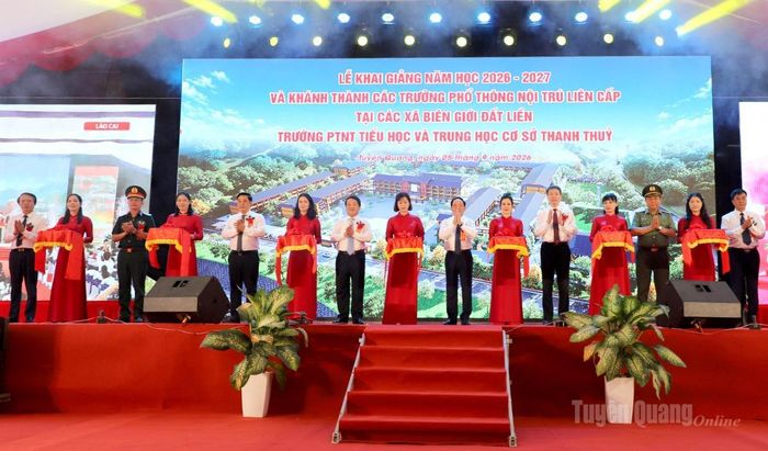 Đồng chí Trịnh Văn Quyết, Ủy viên Bộ Chính trị, Bí thư Trung ương Đảng, Trưởng Ban Tuyên giáo Trung ương; đồng chí Hầu A Lềnh, Ủy viên BCH Trung ương Đảng, Bí thư Tỉnh ủy và các đại biểu cắt khánh thành Trường Phổ thông nội trú TH và THCS Thanh Thủy.
