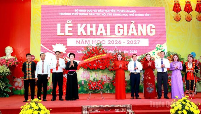 Đồng chí Phó Bí thư Thường trực Tỉnh ủy Lê Thị Kim Dung và các đại biểu tặng hoa chúc mừng thầy trò Trường Phổ thông Dân tộc nội trú THPT tỉnh.