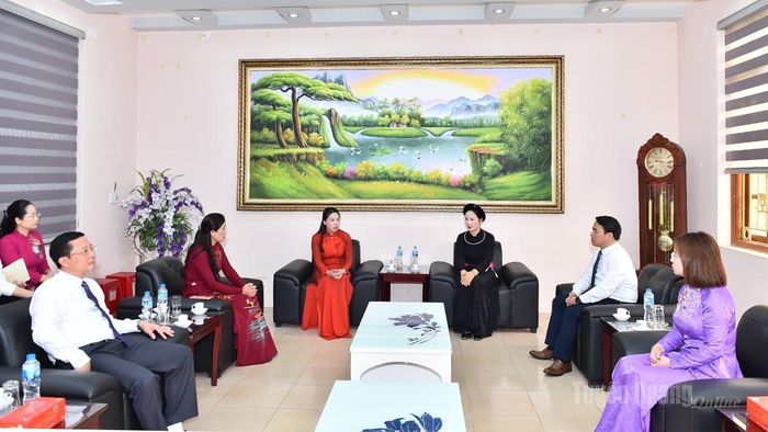 Đồng chí Phó Bí thư Thường trực Tỉnh ủy Lê Thị Kim Dung làm việc với Ban Giám hiệu Trường Phổ thông Dân tộc nội trú THPT tỉnh.