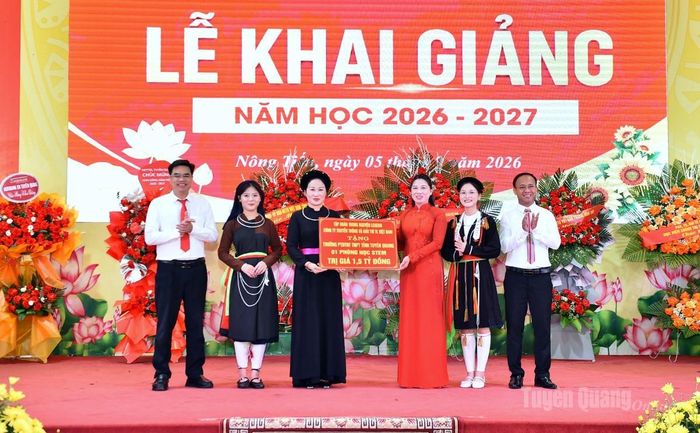 Đồng chí Phó Bí thư Thường trực Tỉnh ủy Lê Thị Kim Dung trao hỗ trợ của Công ty truyền thông và giải trí TL Việt Nam, thuộc Tập đoàn Trung nguyên Legend tặng nhà trường phòng học STEM.