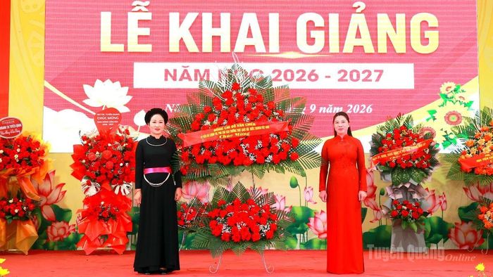 Đồng chí Phó Bí thư Thường trực Tỉnh ủy Lê Thị Kim Dung trao lẵng hoa chúc mừng nhà trường của đồng chí Đỗ Văn Chiến, Ủy viên Bộ Chính trị, Phó Chủ tịch Thường trực Quốc hội.