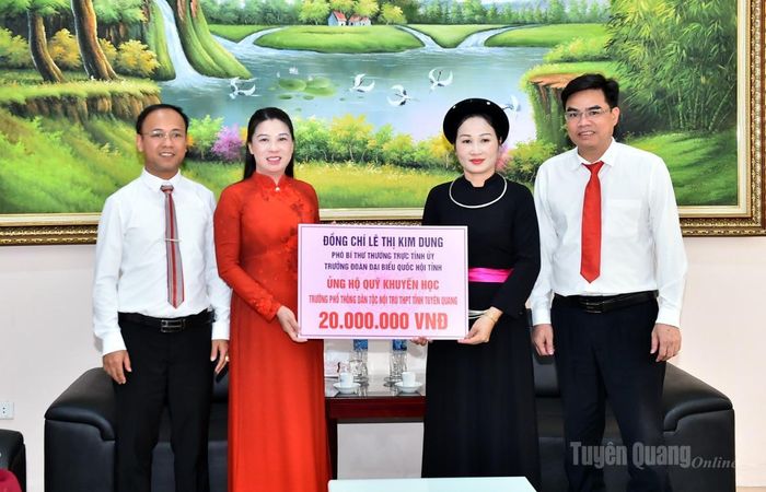 Đồng chí Phó Bí thư Thường trực Tỉnh ủy Lê Thị Kim Dung ủng hộ Quỹ khuyến học Trường Phổ thông Dân tộc nội trú THPT tỉnh.