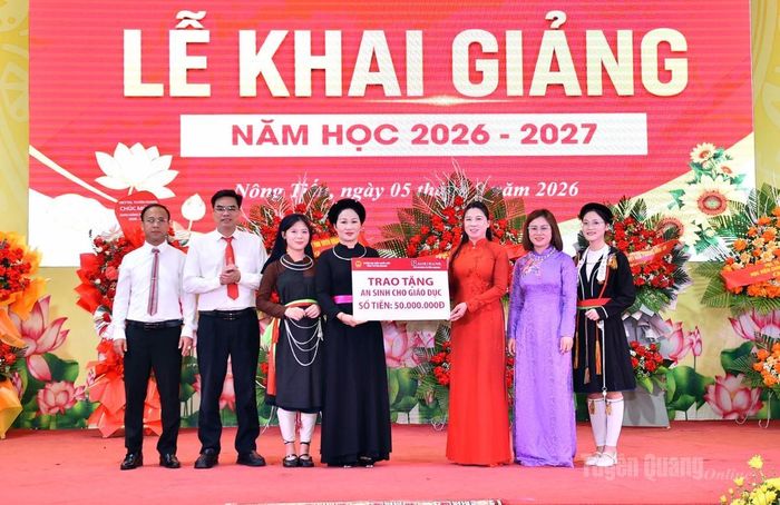Đồng chí Lê Thị Kim Dung, Phó Bí thư Thường trực Tỉnh ủy, Trưởng đoàn ĐBQH tỉnh trao quà của Đoàn ĐBQH, Agribank Tuyên Quang cho nhà trường.