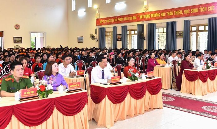 Đồng chí Lê Thị Kim Dung, Phó Bí thư Thường trực Tỉnh ủy, Trưởng đoàn ĐBQH tỉnh và các đại biểu cùng các em học sinh trong ngày khai giảng.