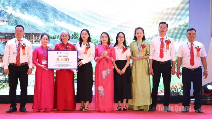 Tập đoàn TH trao 8.600 ly sữa cho Trường PT nội trú Tiểu học và THCS Minh Tân.