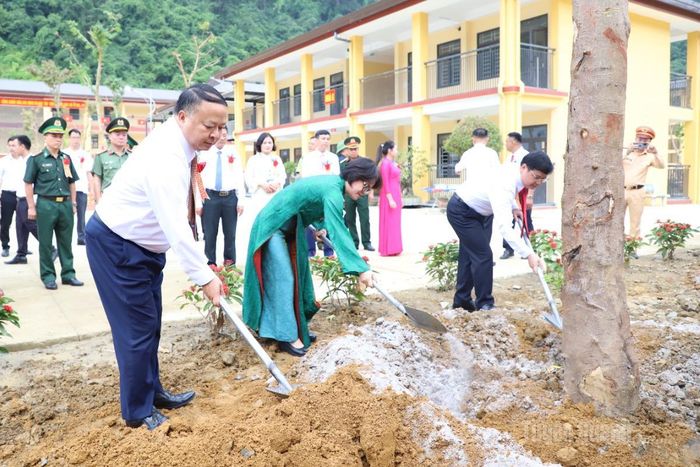 Chủ tịch UBND tỉnh Phan Huy Ngọc trồng cây lưu niệm trong khuôn viên Trường PT nội trú Tiểu học và THCS Minh Tân.