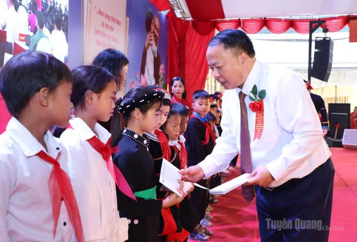 Chủ tịch UBND tỉnh Phan Huy Ngọc trao quà của Trưởng ban Tuyên giáo Trung ương Trịnh Văn Quyết cho các cháu học sinh.
