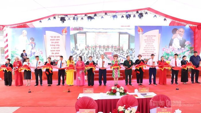Chủ tịch UBND tỉnh Phan Huy Ngọc cùng các đại biểu cắt băng khánh thành Trường PT nội trú Tiểu học và THCS Minh Tân.