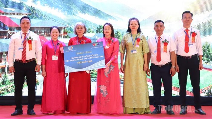 Qũy Tấm lòng việt trao 500 suất quà cho nhà trường.