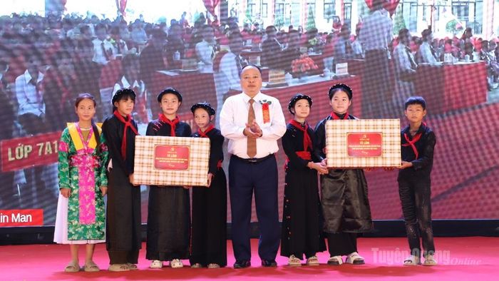 Chủ tịch UBND tỉnh Phan Huy Ngọc trao quà của Tổng Bí thư, Chủ tịch nước Tô Lâm cho nhà trường.