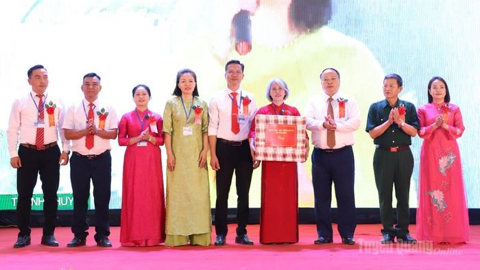 Chủ tịch UBND tỉnh Phan Huy Ngọc trao quà của Tỉnh uỷ, HĐND, UBND, Uỷ ban MTTQ tỉnh cho thầy và trò nhà trường.