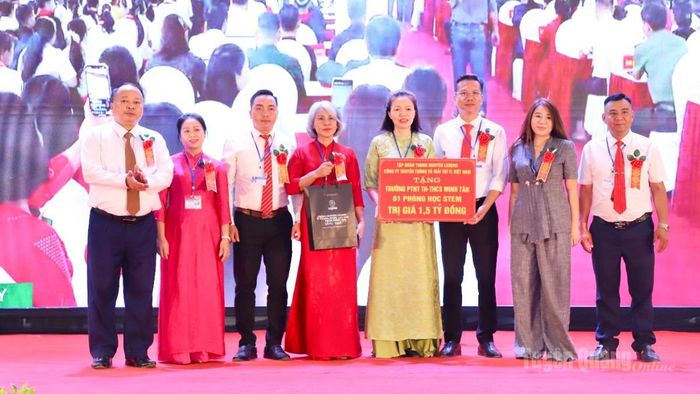 Chủ tịch UBND tỉnh Phan Huy Ngọc cùng đại diện Tập đoàn Trung Nguyên Legend và Công ty Truyền thông và giải trí TL Việt Nam tặng 1 phòng học STEM trị giá 1,5 tỷ đồng cho Trường PT nội trú Tiểu học và THCS Minh Tân.