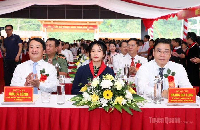 Đồng chí Hầu A Lềnh, Ủy viên BCH Trung ương Đảng, Bí thư Tỉnh ủy dự Lễ khai giảng và khánh thành Trường Phổ thông nội trú TH và THCS Thanh Thủy.