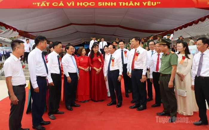 Đồng chí Trịnh Văn Quyết, Ủy viên Bộ Chính trị, Bí thư Trung ương Đảng, Trưởng Ban Tuyên giáo Trung ương; đồng chí Hầu A Lềnh, Ủy viên BCH Trung ương Đảng, Bí thư Tỉnh ủy trao đổi về công tác dạy và học với thầy, cô Trường Phổ thông nội trú TH và THCS Thanh Thủy.