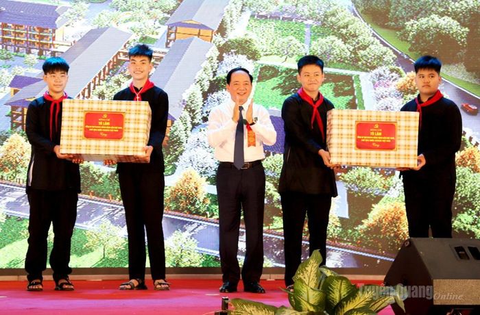 Thừa ủy quyền của Tổng Bí thư, Chủ tịch nước Tô Lâm, đồng chí Trịnh Văn Quyết, Ủy viên Bộ Chính trị, Bí thư Trung ương Đảng, Trưởng Ban Tuyên giáo Trung ương tặng 20 quả bóng cho học sinh Trường Phổ thông nội trú TH và THCS Thanh Thủy rèn luyện thể chất.