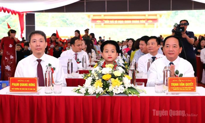 Đồng chí Trịnh Văn Quyết, Ủy viên Bộ Chính trị, Bí thư Trung ương Đảng, Trưởng Ban Tuyên giáo Trung ương dự Lễ khai giảng và khánh thành Trường Phổ thông nội trú TH và THCS Thanh Thủy.