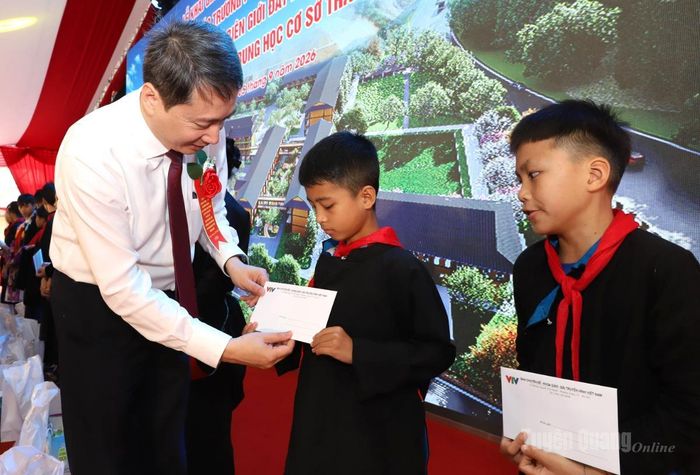 Thứ trưởng Bộ Giáo dục – Đào tạo Phạm Quang Hưng tặng quà cho học sinh Trường Phổ thông nội trú TH và THCS Thanh Thủy.