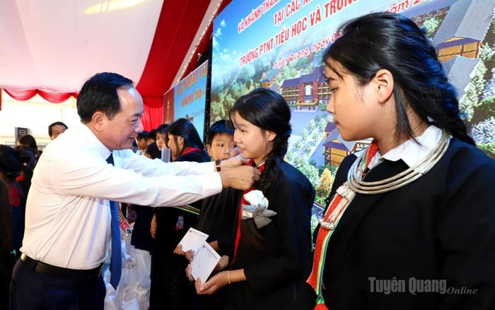 Đồng chí Trịnh Văn Quyết, Ủy viên Bộ Chính trị, Bí thư Trung ương Đảng, Trưởng Ban Tuyên giáo Trung ương tặng quà cho học sinh Trường Phổ thông nội trú TH và THCS Thanh Thủy.