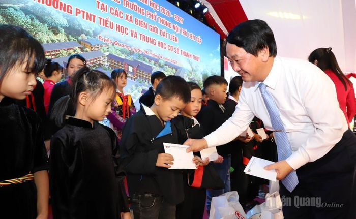 Đồng chí Hầu A Lềnh, Ủy viên BCH Trung ương Đảng, Bí thư Tỉnh ủy tặng quà cho học sinh Trường Phổ thông nội trú TH và THCS Thanh Thủy.