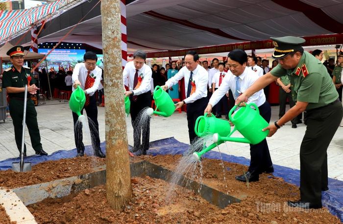 Đồng chí Trịnh Văn Quyết, Ủy viên Bộ Chính trị, Bí thư Trung ương Đảng, Trưởng Ban Tuyên giáo Trung ương; đồng chí Hầu A Lềnh, Ủy viên BCH Trung ương Đảng, Bí thư Tỉnh ủy và các đại biểu trồng cây lưu niệm tại Trường Phổ thông nội trú TH và THCS Thanh Thủy.