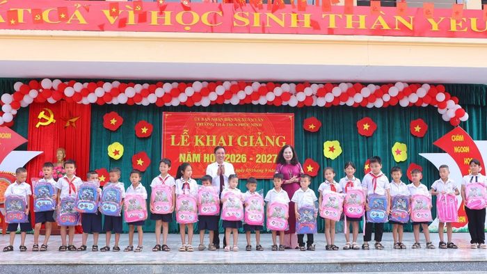 Đồng chí Ngô Thị Thu Hà, Phó Giám đốc Báo và phát thanh, truyền hình Tuyên Quang và lãnh đạo xã Xuân Vân tặng quà cho học sinh Trường TH&THCS Phúc Ninh.
