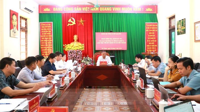 Đồng chí Nguyễn Hồng Trang, Ủy viên Ban Thường vụ Tỉnh ủy, Phó Bí thư Thường trực Đảng ủy các cơ quan Đảng tỉnh chủ trì buổi làm việc.