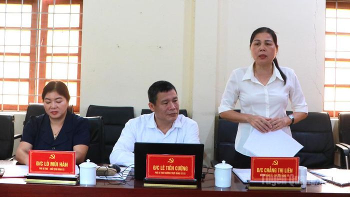 Lãnh đạo xã Yên Thành báo cáo kết quả thực hiện các quy định của Đảng với đoàn giám sát.