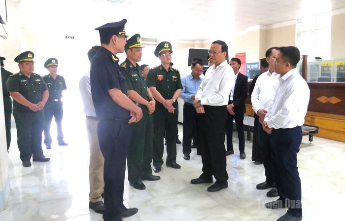 Đồng chí Phó Chủ tịch Thường trực UBND tỉnh trao đổi các lực lượng làm nhiệm vụ tại Cửa khẩu Xín Mần - Đô Long.