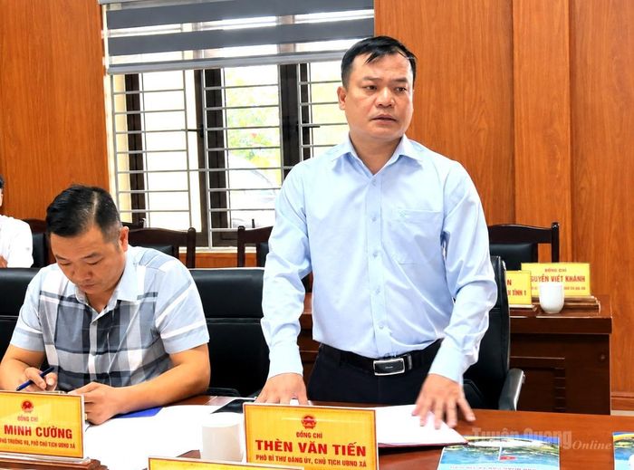 Đồng chí Thèn Văn Tiến, Phó Bí thư, Chủ tịch UBND xã Xín Mần báo cáo tại buổi làm việc.
