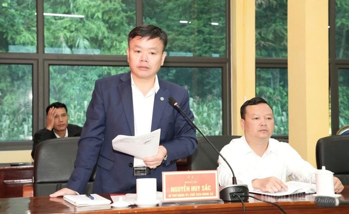 Đồng chí Nguyễn Huy Sắc, Bí thư Đảng ủy, Chủ tịch HĐND xã Sơn Vĩ phát biểu, kiến nghị tại buổi làm việc.