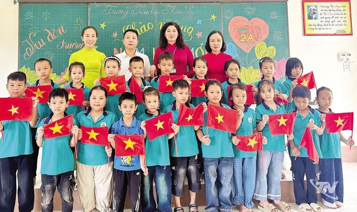 Cô và trò Trường Tiểu học Thần Sa (xã Thần Sa) ngày tựu trường.
