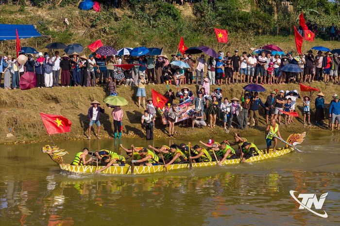 Những nhịp chải mạnh mẽ khuấy động mặt sông Cầu trong tiếng reo hò của đông đảo khán giả.