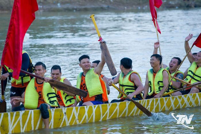 Niềm vui của các tay chải sau khi hoàn thành phần thi.