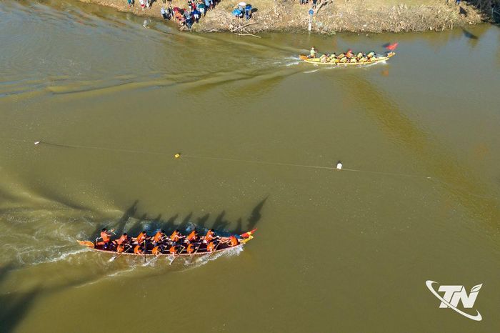 Hai thuyền chải tạo nên những đường nước mạnh mẽ trong cuộc đua đầy quyết liệt.